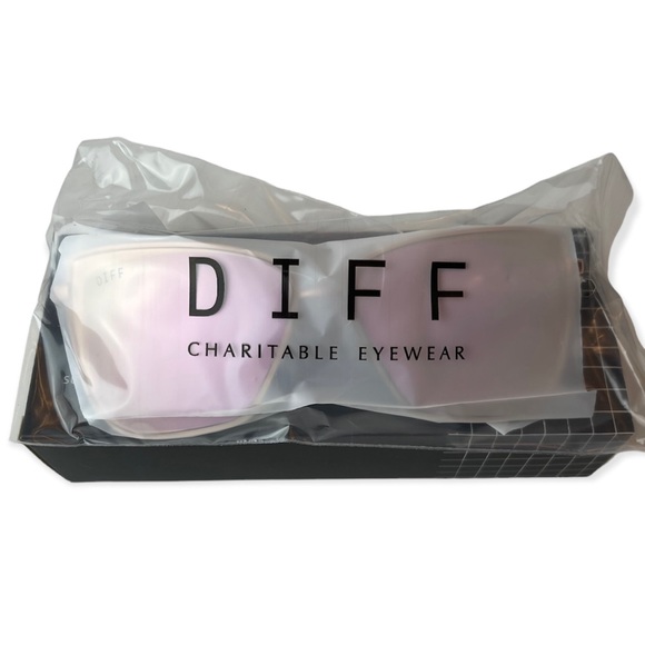 DIFF Grace Sunglasses Rose Gold Pink Iridescent Mirror Lenses Cateye NWT - Picture 8 of 10